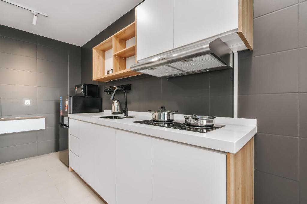 Nowhere 2Br & 2Bath Apartment With Balcony @ Reizz Residences Kuala Lumpur Kültér fotó